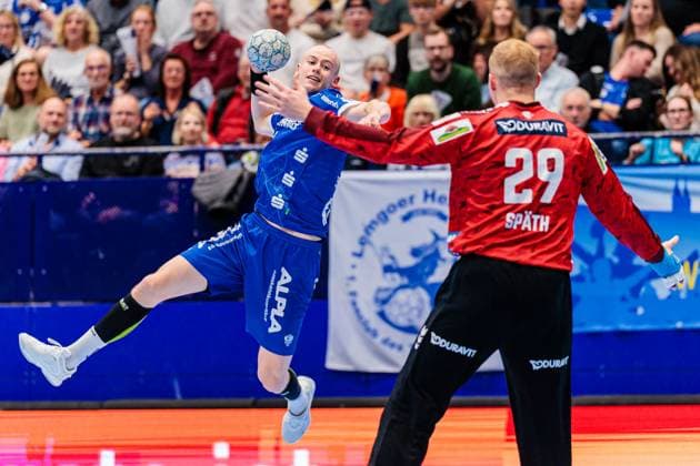 v.l. Leve Carstensen (TBV Lemgo Lippe, 21), David Spaeth (Rhein-Neckar Loewen, 29) GER, TBV Lemgo Lippe vs. Rhein-Neckar Loewen, Handball, 1. Bundesliga, 9. Spieltag, Spielzeit 2025 2026, 16.10.2025 GER, TBV Lemgo Lippe vs. Rhein-Neckar Loewen, Handball, 1. Bundesliga, 9. Spieltag, Spielzeit 2025 2026, 16.10.2025 Lemgo Copyright: xEibner-Pressefoto JanxRollingerx EP_JSK