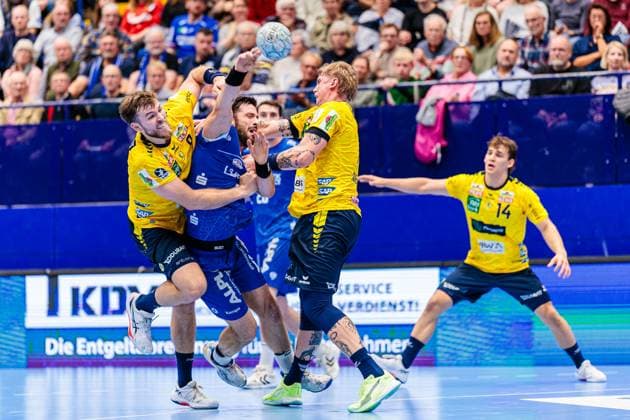 v.l. Steven Plucnar Jacobsen (Rhein-Neckar Loewen, 09), Tim Suton (TBV Lemgo Lippe, 23), Edwin Aspenbaeck (Rhein-Neckar Loewen, 78) GER, TBV Lemgo Lippe vs. Rhein-Neckar Loewen, Handball, 1. Bundesliga, 9. Spieltag, Spielzeit 2025 2026, 16.10.2025 GER, TBV Lemgo Lippe vs. Rhein-Neckar Loewen, Handball, 1. Bundesliga, 9. Spieltag, Spielzeit 2025 2026, 16.10.2025 Lemgo Copyright: xEibner-Pressefoto JanxRollingerx EP_JSK