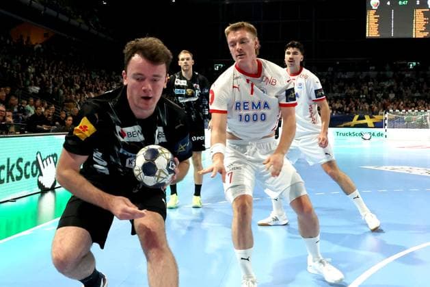 DEU, Machineseeker EHF Champions League, Fuechse Berlin vs. Kolstad Handball, 16.10.2025, Max-Schmeling-Halle, Berlin, DEU, Machineseeker EHF Champions League, Fuechse Berlin vs. Kolstad Handball, im Bild Hakun West av Teigum (Fuechse Berlin 34), Adrian Aalberg (Kolstad Handball 7)