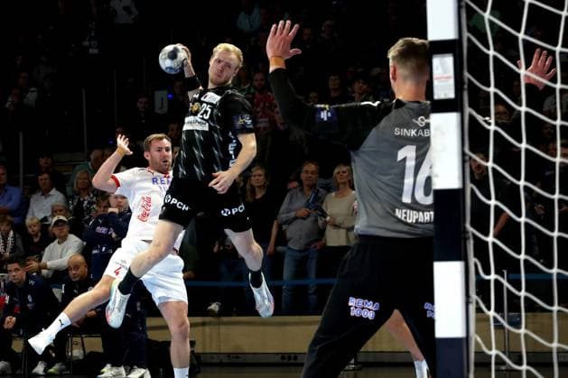 DEU, Machineseeker EHF Champions League, Fuechse Berlin vs. Kolstad Handball, 16.10.2025, Max-Schmeling-Halle, Berlin, DEU, Machineseeker EHF Champions League, Fuechse Berlin vs. Kolstad Handball, im Bild Matthes Langhoff (Fuechse Berlin 25), Nicolai Neupart (Kolstad Handball 16), Magnus Gullerud (Kolstad Handball 14)
