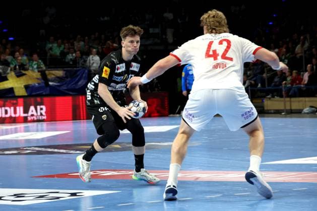 DEU, Machineseeker EHF Champions League, Fuechse Berlin vs. Kolstad Handball, 16.10.2025, Max-Schmeling-Halle, Berlin, DEU, Machineseeker EHF Champions League, Fuechse Berlin vs. Kolstad Handball, im Bild Nils Lichtlein (Fuechse Berlin 17), Martin Hernes Hovde (Kolstad Handball 42)