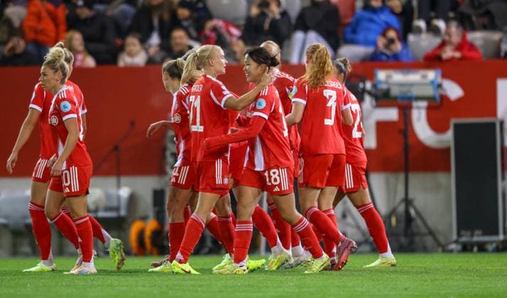 DEU, München, FC Bayern München vs Juventus Turin, Women s Champions League, UEFA, Saison 2526, FC Bayern Campus, 2. Spieltag im Bild: Pernille Harder (Bayern München 21) erzielt das Tor zum 1:0, Jubel mit dem Team DFB DFL REGULATIONS PROHIBIT ANY USE OF PHOTOGRAPHS AS IMAGE SEQUENCES AND OR QUASI-VIDEO, 16.10.2025, Copyright: HMBxMedia HendrikxHamelau
