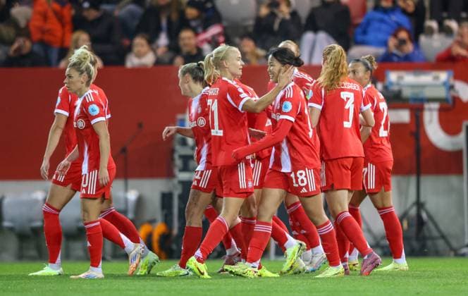 DEU, München, FC Bayern München vs Juventus Turin, Women s Champions League, UEFA, Saison 2526, FC Bayern Campus, 2. Spieltag im Bild: Pernille Harder (Bayern München 21) erzielt das Tor zum 1:0, Jubel mit dem Team DFB DFL REGULATIONS PROHIBIT ANY USE OF PHOTOGRAPHS AS IMAGE SEQUENCES AND OR QUASI-VIDEO, 16.10.2025, Copyright: HMBxMedia HendrikxHamelau