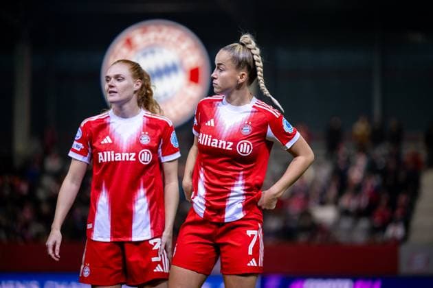 Giulia Gwinn (FC Bayern Muenchen, 07), Stine Ballisager (FC Bayern Muenchen, 03) vor dem FCB Wappen Logo, GER, FC Bayern Muenchen vs Juventus Turin, Fussball Uefa Womens Champions League, Ligaphase, 2. Spieltag, Saison 2025 2026, 16.10.2025 GER, FC Bayern Muenchen vs Juventus Turin, Fussball Uefa Womens Champions League, Ligaphase, 2. Spieltag, Saison 2025 2026, 16.10.2025 Muenchen Copyright: xEibner-Pressefoto Memmlerx EP_MMR