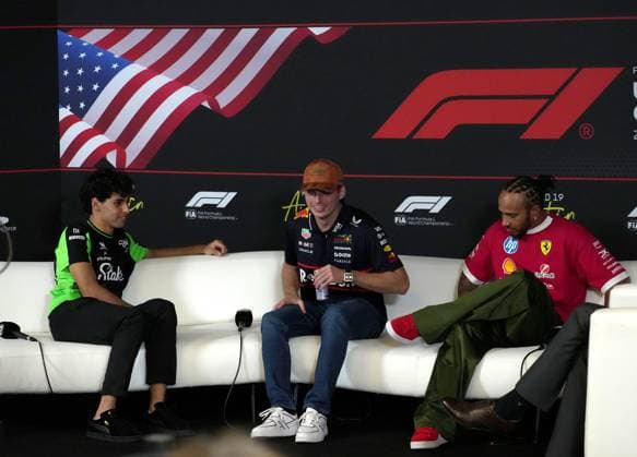 16.10.2025, Circuit of The Americas, Austin, FORMULA 1 MSC CRUISES UNITED STATES GRAND PRIX 2025 , im Bild Gabriel Bortoleto (BRA), Stake F1 Team Kick Sauber, Max Verstappen (NLD), Oracle Red Bull Racing, Lewis Hamilton (GBR), Scuderia Ferrari HP (Photo by Hasan Bratic DeFodi Images) 16 10 2025, Circuit of The Americas, Austin, FORMULA 1 MSC CRUISES UNITED STATES GRAND PRIX 2025 , pictured Gabriel Bortoleto BRA , Stake F1 Team Kick Sauber, Max Verstappen NLD , Oracle Red Bull Racing, Lewis Hamilton GBR , Scuderia Ferrari HP Photo by Hasan Bratic DeFodi Images