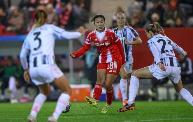 DEU, München, FC Bayern München vs Juventus Turin, Women s Champions League, UEFA, Saison 2526, FC Bayern Campus, 2. Spieltag im Bild v.l.n.r: Momoko Tanikawa (Bayern München 18), Cecilia Salvai (Juventus Turin 23) DFB DFL REGULATIONS PROHIBIT ANY USE OF PHOTOGRAPHS AS IMAGE SEQUENCES AND OR QUASI-VIDEO, 16.10.2025, Copyright: HMBxMedia HendrikxHamelau