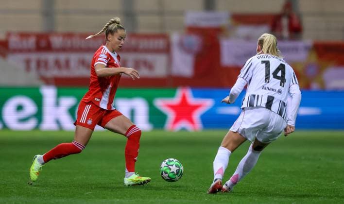 DEU, München, FC Bayern München vs Juventus Turin, Women s Champions League, UEFA, Saison 2526, FC Bayern Campus, 2. Spieltag im Bild v.l.n.r: Giulia Gwinn (Bayern München 7), Amalie Vangsgaard (Juventus Turin 14) DFB DFL REGULATIONS PROHIBIT ANY USE OF PHOTOGRAPHS AS IMAGE SEQUENCES AND OR QUASI-VIDEO, 16.10.2025, Copyright: HMBxMedia HendrikxHamelau
