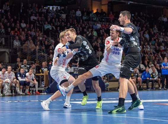 Handball, Herren, Saison 2025 2026, Champions League (Gruppe A, 5. Spieltag), Füchse Berlin - Kolstad Handball, v.l. Martin Hernes Hovde (Kolstad), Mathias Gidsel (Füchse Berlin), Sigvaldi Björn Gudjonsson (Kolstad), Mijajlo Marsenic (Füchse Berlin), 16.10.2025, Copyright: xSebastianxRäppold MatthiasxKochx