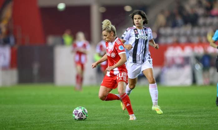DEU, München, FC Bayern München vs Juventus Turin, Women s Champions League, UEFA, Saison 2526, FC Bayern Campus, 2. Spieltag im Bild v.l.n.r: Linda Dallmann (Bayern München 10), Eva Schatzer (Juventus Turin 6) DFB DFL REGULATIONS PROHIBIT ANY USE OF PHOTOGRAPHS AS IMAGE SEQUENCES AND OR QUASI-VIDEO, 16.10.2025, Copyright: HMBxMedia HendrikxHamelau