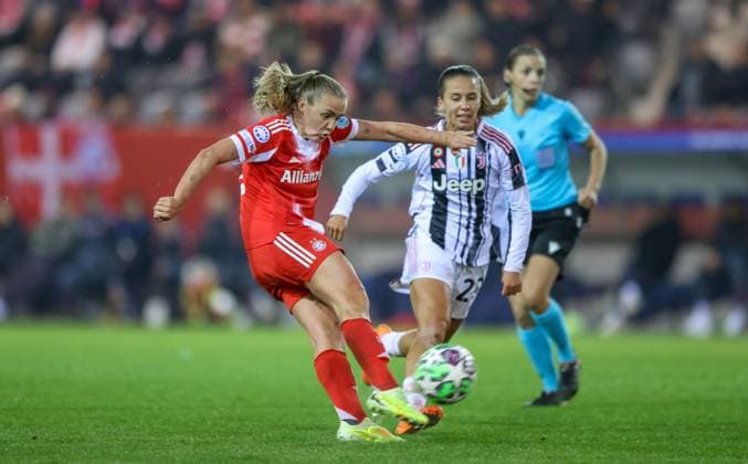 DEU, München, FC Bayern München vs Juventus Turin, Women s Champions League, UEFA, Saison 2526, FC Bayern Campus, 2. Spieltag im Bild v.l.n.r: Georgia Stanway (Bayern München 31), Tatiana Pinto (Juventus Turin 29) DFB DFL REGULATIONS PROHIBIT ANY USE OF PHOTOGRAPHS AS IMAGE SEQUENCES AND OR QUASI-VIDEO, 16.10.2025, Copyright: HMBxMedia HendrikxHamelau