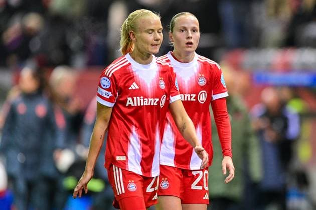 v.li.: Pernille HARDER (FC Bayern München, FCB, 21) und Franziska KETT (FC Bayern München, FCB, 20) enttäuscht schauend, Enttäuschung, Frustration, disappointed, pessimistisch, 16.10.2025, München (Deutschland), Fussball, UEFA Womens Champions League, Ligaphase 2. Spieltag, FC Bayern München - Juventus Turin, THE EVENT REGULATIONS PROHIBIT ANY USE OF PHOTOGRAPHS AS IMAGE SEQUENCES AND OR QUASI-VIDEOS.