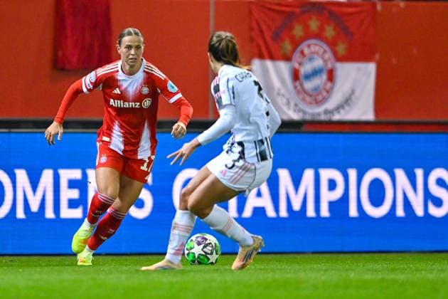 v.li.: Klara BÜHL (Buehl, FC Bayern München, FCB, 17) Estela CARBONELL (Juventus, 3) im Zweikampf, Duell, duel, tackle, Dynamik, Action, Aktion, 16.10.2025, München (Deutschland), Fussball, UEFA Womens Champions League, Ligaphase 2. Spieltag, FC Bayern München - Juventus Turin, THE EVENT REGULATIONS PROHIBIT ANY USE OF PHOTOGRAPHS AS IMAGE SEQUENCES AND OR QUASI-VIDEOS.