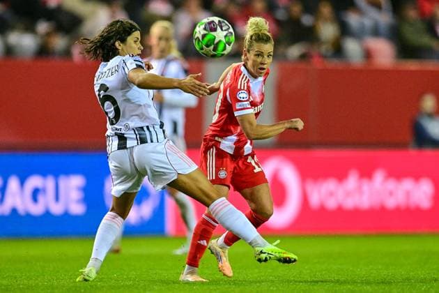 v.li.: Eva SCHATZER (Juventus, 6) Linda DALLMANN (FC Bayern München, FCB, 10) im Zweikampf, Duell, duel, tackle, Dynamik, Action, Aktion, 16.10.2025, München (Deutschland), Fussball, UEFA Womens Champions League, Ligaphase 2. Spieltag, FC Bayern München - Juventus Turin, THE EVENT REGULATIONS PROHIBIT ANY USE OF PHOTOGRAPHS AS IMAGE SEQUENCES AND OR QUASI-VIDEOS.