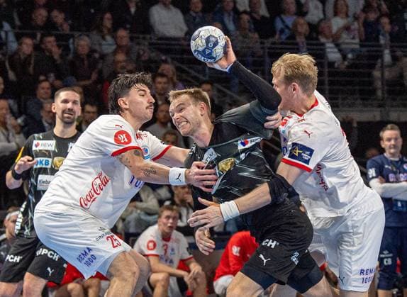 Handball, Herren, Saison 2025 2026, Champions League (Gruppe A, 5. Spieltag), Füchse Berlin - Kolstad Handball, v.l. Simen Ulstad Lyse (Kolstad), Mathias Gidsel (Füchse Berlin), Magnus Gullerud (Kolstad), 16.10.2025, Copyright: xSebastianxRäppold MatthiasxKochx