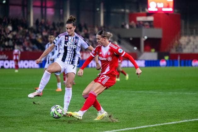 Klara Buehl (FC Bayern Muenchen, 17) am Ball im Zweikampf mit Martina Lenzini (Juventus Turin, 71), GER, FC Bayern Muenchen vs Juventus Turin, Fussball Uefa Womens Champions League, Ligaphase, 2. Spieltag, Saison 2025 2026, 16.10.2025 GER, FC Bayern Muenchen vs Juventus Turin, Fussball Uefa Womens Champions League, Ligaphase, 2. Spieltag, Saison 2025 2026, 16.10.2025 Muenchen Copyright: xEibner-Pressefoto Memmlerx EP_MMR