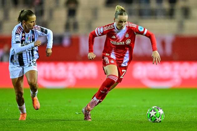 v.li.: Tatiana PINTO (Juventus, 29) Franziska KETT (FC Bayern München, FCB, 20) im Zweikampf, Duell, duel, tackle, Dynamik, Action, Aktion, 16.10.2025, München (Deutschland), Fussball, UEFA Womens Champions League, Ligaphase 2. Spieltag, FC Bayern München - Juventus Turin, THE EVENT REGULATIONS PROHIBIT ANY USE OF PHOTOGRAPHS AS IMAGE SEQUENCES AND OR QUASI-VIDEOS.