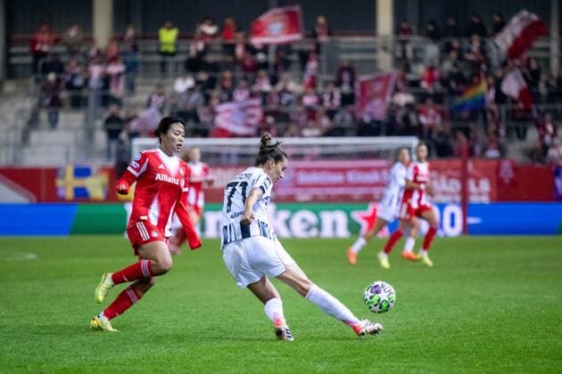 Martina Lenzini (Juventus Turin, 71) am Ball, dahinter Momoko Tanikawa (FC Bayern Muenchen, 18), GER, FC Bayern Muenchen vs Juventus Turin, Fussball Uefa Womens Champions League, Ligaphase, 2. Spieltag, Saison 2025 2026, 16.10.2025 GER, FC Bayern Muenchen vs Juventus Turin, Fussball Uefa Womens Champions League, Ligaphase, 2. Spieltag, Saison 2025 2026, 16.10.2025 Muenchen Copyright: xEibner-Pressefoto Memmlerx EP_MMR