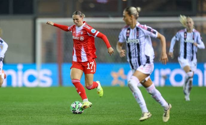 DEU, München, FC Bayern München vs Juventus Turin, Women s Champions League, UEFA, Saison 2526, FC Bayern Campus, 2. Spieltag im Bild v.l.n.r: Klara Bühl (Bayern München 17), Emma Kullberg (Juventus Turin 4) DFB DFL REGULATIONS PROHIBIT ANY USE OF PHOTOGRAPHS AS IMAGE SEQUENCES AND OR QUASI-VIDEO, 16.10.2025, Copyright: HMBxMedia HendrikxHamelau