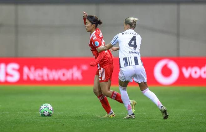 DEU, München, FC Bayern München vs Juventus Turin, Women s Champions League, UEFA, Saison 2526, FC Bayern Campus, 2. Spieltag im Bild v.l.n.r: Momoko Tanikawa (Bayern München 18), Emma Kullberg (Juventus Turin 4) DFB DFL REGULATIONS PROHIBIT ANY USE OF PHOTOGRAPHS AS IMAGE SEQUENCES AND OR QUASI-VIDEO, 16.10.2025, Copyright: HMBxMedia HendrikxHamelau