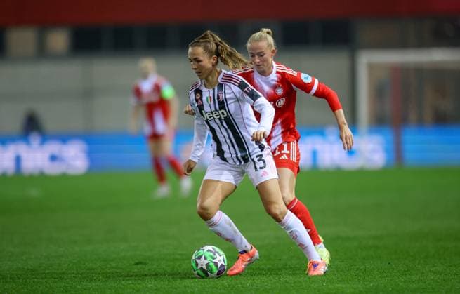 DEU, München, FC Bayern München vs Juventus Turin, Women s Champions League, UEFA, Saison 2526, FC Bayern Campus, 2. Spieltag im Bild v.l.n.r: Lia Wälti (Juventus Turin 13), Lea Schüller (Bayern München 11) DFB DFL REGULATIONS PROHIBIT ANY USE OF PHOTOGRAPHS AS IMAGE SEQUENCES AND OR QUASI-VIDEO, 16.10.2025, Copyright: HMBxMedia HendrikxHamelau