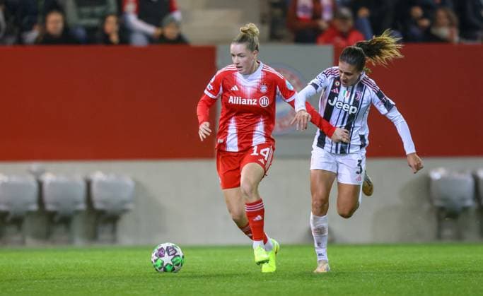 DEU, München, FC Bayern München vs Juventus Turin, Women s Champions League, UEFA, Saison 2526, FC Bayern Campus, 2. Spieltag im Bild v.l.n.r: Alara Åžehitler (Bayern München 14), Estela (Juventus Turin 3), Zweikampf DFB DFL REGULATIONS PROHIBIT ANY USE OF PHOTOGRAPHS AS IMAGE SEQUENCES AND OR QUASI-VIDEO, 16.10.2025, Copyright: HMBxMedia HendrikxHamelau