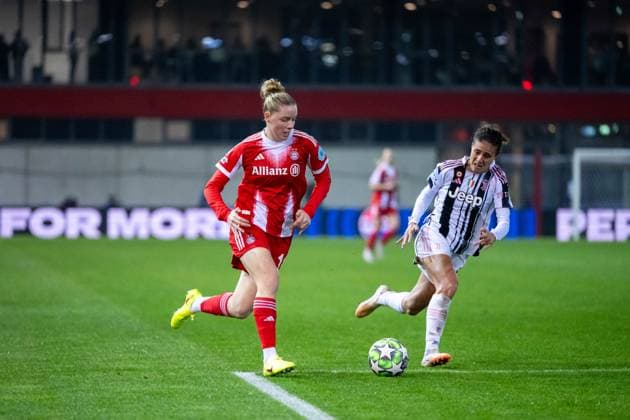 Alara Sehitler (FC Bayern Muenchen, 14) am Ball im Zweikampf mit Estela Carbonell (Juventus Turin, 03), GER, FC Bayern Muenchen vs Juventus Turin, Fussball Uefa Womens Champions League, Ligaphase, 2. Spieltag, Saison 2025 2026, 16.10.2025 GER, FC Bayern Muenchen vs Juventus Turin, Fussball Uefa Womens Champions League, Ligaphase, 2. Spieltag, Saison 2025 2026, 16.10.2025 Muenchen Copyright: xEibner-Pressefoto Memmlerx EP_MMR