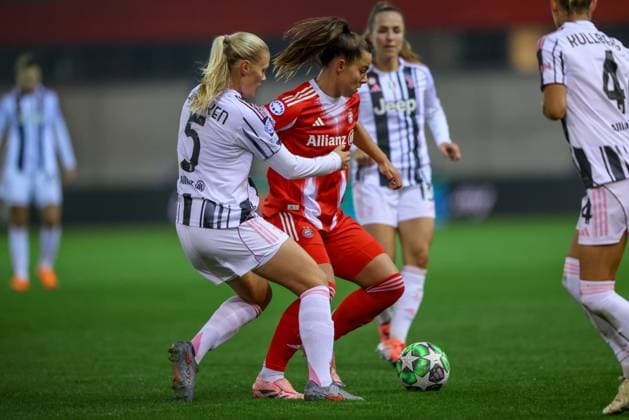 DEU, München, FC Bayern München vs Juventus Turin, Women s Champions League, UEFA, Saison 2526, FC Bayern Campus, 2. Spieltag im Bild v.l.n.r: Mathilde Harviken (Juventus Turin 5), Lena Oberdorf (Bayern München 8), Zweikampf DFB DFL REGULATIONS PROHIBIT ANY USE OF PHOTOGRAPHS AS IMAGE SEQUENCES AND OR QUASI-VIDEO, 16.10.2025, Copyright: HMBxMedia HendrikxHamelau