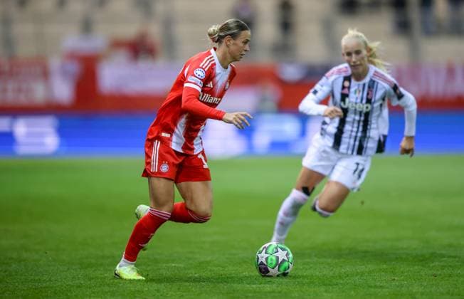 DEU, München, FC Bayern München vs Juventus Turin, Women s Champions League, UEFA, Saison 2526, FC Bayern Campus, 2. Spieltag im Bild v.l.n.r: Klara Bühl (Bayern München 17), Amalie Vangsgaard (Juventus Turin 14) DFB DFL REGULATIONS PROHIBIT ANY USE OF PHOTOGRAPHS AS IMAGE SEQUENCES AND OR QUASI-VIDEO, 16.10.2025, Copyright: HMBxMedia HendrikxHamelau