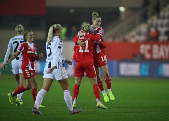 Fussball, Frauen, Frauen Champions League, 2.Spieltag, Saison 2025 2026, FC Bayern München - Juventus Turin, Campus 2:1 durch Lea Schüller Schueller (FC Bayern München) (li.) , Tor, Jubel, Freude, Siegtreffer hier mit Alara Sehitler (FC Bayern München) (re.)