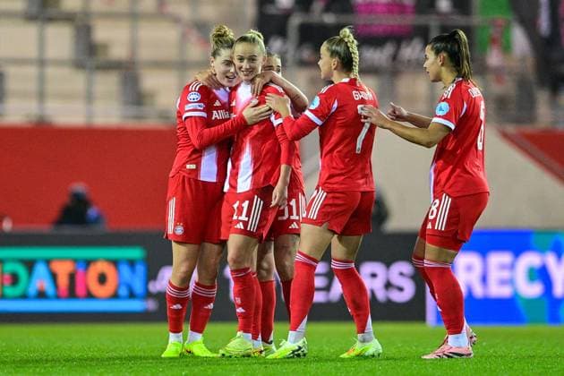 Spielerinnen des FC Bayern mit Torjubel, Jubel, Torjubel, Torerfolg, celebrate the goal, goal, celebration, Jubel ueber das Tor zum 2:1 durch Lea SCHÜLLER (Schueller, FC Bayern München, FCB, 11) (2.v.li.), optimistisch, Action, Aktion, 16.10.2025, München (Deutschland), Fussball, UEFA Womens Champions League, Ligaphase 2. Spieltag, FC Bayern München - Juventus Turin, THE EVENT REGULATIONS PROHIBIT ANY USE OF PHOTOGRAPHS AS IMAGE SEQUENCES AND OR QUASI-VIDEOS.