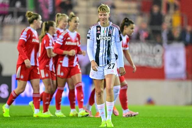 Paulina KRUMBIEGEL (Juventus, 27) nach dem Gegentor zum 2:1 enttäuscht schauend, Enttäuschung, Frustration, disappointed, pessimistisch, 16.10.2025, München (Deutschland), Fussball, UEFA Womens Champions League, Ligaphase 2. Spieltag, FC Bayern München - Juventus Turin, THE EVENT REGULATIONS PROHIBIT ANY USE OF PHOTOGRAPHS AS IMAGE SEQUENCES AND OR QUASI-VIDEOS.