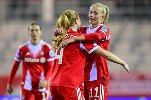 v.li.: Glodis Perla VIGGOSDOTTIR (FC Bayern München , 4) und Siegtorschützin Lea SCHÜLLER (Schueller, FC Bayern München, FCB, 11) mit Schlussjubel, 16.10.2025, München (Deutschland), Fussball, UEFA Womens Champions League, Ligaphase 2. Spieltag, FC Bayern München - Juventus Turin, THE EVENT REGULATIONS PROHIBIT ANY USE OF PHOTOGRAPHS AS IMAGE SEQUENCES AND OR QUASI-VIDEOS.