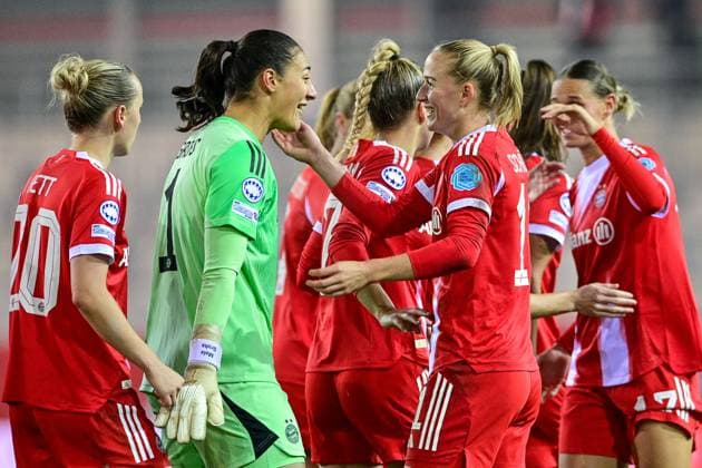 Spielerinnen des FC Bayern bejubeln das Siegtor von Lea SCHÜLLER (Schueller, FC Bayern München, FCB, 11) (3.v.re.), Jubel, Torjubel, Torerfolg, celebrate the goal, goal, celebration, Jubel ueber das Tor, optimistisch, Action, Aktion, 16.10.2025, München (Deutschland), Fussball, UEFA Womens Champions League, Ligaphase 2. Spieltag, FC Bayern München - Juventus Turin, THE EVENT REGULATIONS PROHIBIT ANY USE OF PHOTOGRAPHS AS IMAGE SEQUENCES AND OR QUASI-VIDEOS.