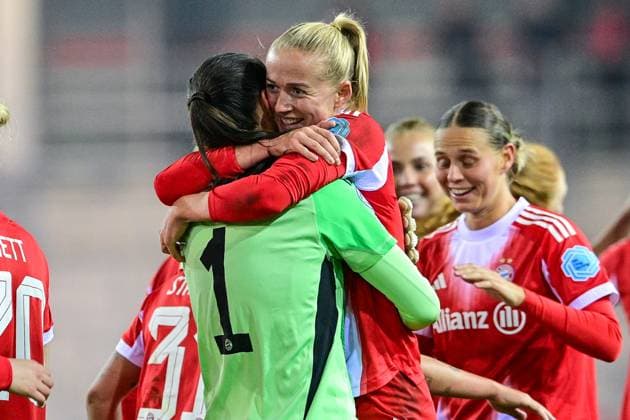 v.li.: Maria Luisa GROHS (Torwart, Torfrau, FC Bayern München, FCB, 1) bejubelt mit Siegtorschützin Lea SCHÜLLER (Schueller, FC Bayern München, FCB, 11) den Heimsieg, Schlussjubel, 16.10.2025, München (Deutschland), Fussball, UEFA Womens Champions League, Ligaphase 2. Spieltag, FC Bayern München - Juventus Turin, THE EVENT REGULATIONS PROHIBIT ANY USE OF PHOTOGRAPHS AS IMAGE SEQUENCES AND OR QUASI-VIDEOS.