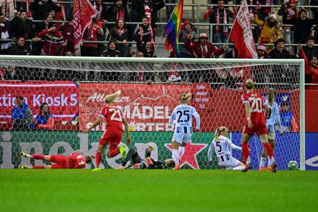 v.li.: Lea SCHÜLLER (Schueller, FC Bayern München, FCB, 11) trifft zum 2:1, Pernille HARDER (FC Bayern München, FCB, 21) Pauline PEYRAUD-MAGNIN (Goalkeeper, Juventus, 16) gescchlagen Viola CALLIGARIS (Juventus, 25) Mathilde HARVIKEN (Juventus, 5) Franziska KETT (FC Bayern München, FCB, 20) Tatiana PINTO (Juventus, 29), 16.10.2025, München (Deutschland), Fussball, UEFA Womens Champions League, Ligaphase 2. Spieltag, FC Bayern München - Juventus Turin, THE EVENT REGULATIONS PROHIBIT ANY USE OF PHOTOGRAPHS AS IMAGE SEQUENCES AND OR QUASI-VIDEOS.
