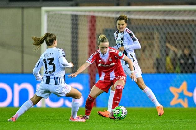 v.li.: Lia WÄLTI (Waelti, Juventus, 13) Franziska KETT (FC Bayern München, FCB, 20) Christiana GIRELLI (Juventus, 10) im Zweikampf, Duell, duel, tackle, Dynamik, Action, Aktion, 16.10.2025, München (Deutschland), Fussball, UEFA Womens Champions League, Ligaphase 2. Spieltag, FC Bayern München - Juventus Turin, THE EVENT REGULATIONS PROHIBIT ANY USE OF PHOTOGRAPHS AS IMAGE SEQUENCES AND OR QUASI-VIDEOS.