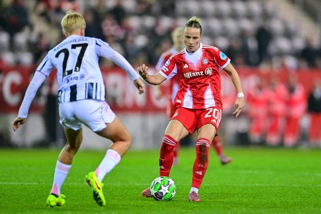 v.li.: Paulina KRUMBIEGEL (Juventus, 27) Franziska KETT (FC Bayern München, FCB, 20) im Zweikampf, Duell, duel, tackle, Dynamik, Action, Aktion, 16.10.2025, München (Deutschland), Fussball, UEFA Womens Champions League, Ligaphase 2. Spieltag, FC Bayern München - Juventus Turin