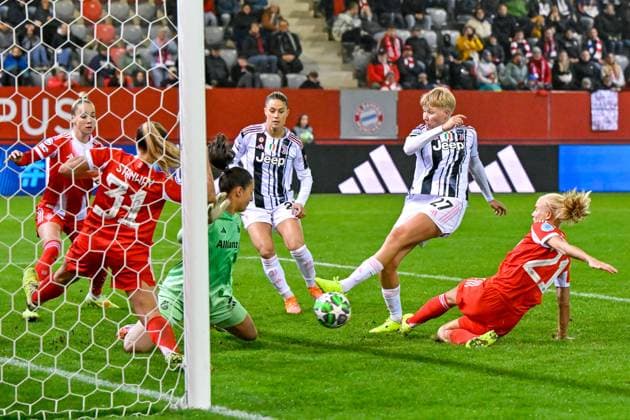 Großchance für Juventus in der letzten Minute: Paulina KRUMBIEGEL (Juventus, 27) kommt vor Pernille HARDER (FC Bayern München, FCB, 21) zum Nachschuss v.li.: Giulia GWINN (FC Bayern München, FCB, 7) Georgia STANWAY (FC Bayern München, FCB, 31) Maria Luisa GROHS (Torwart, Torfrau, FC Bayern München, FCB, 1) Viola CALLIGARIS (Juventus, 25) Paulina KRUMBIEGEL (Juventus, 27) Pernille HARDER (FC Bayern München, FCB, 21), 16.10.2025, München (Deutschland), Fussball, UEFA Womens Champions League, Ligaphase 2. Spieltag, FC Bayern München - Juventus Turin