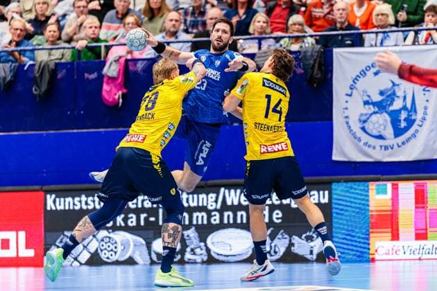 v.l. Edwin Aspenbaeck (Rhein-Neckar Loewen, 78), Tim Suton (TBV Lemgo Lippe, 23), Gino Steenaerts (Rhein-Neckar Loewen, 14) GER, TBV Lemgo Lippe vs. Rhein-Neckar Loewen, Handball, 1. Bundesliga, 9. Spieltag, Spielzeit 2025 2026, 16.10.2025 GER, TBV Lemgo Lippe vs. Rhein-Neckar Loewen, Handball, 1. Bundesliga, 9. Spieltag, Spielzeit 2025 2026, 16.10.2025 Lemgo Copyright: xEibner-Pressefoto JanxRollingerx EP_JSK