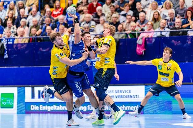 v.l. Steven Plucnar Jacobsen (Rhein-Neckar Loewen, 09), Tim Suton (TBV Lemgo Lippe, 23), Edwin Aspenbaeck (Rhein-Neckar Loewen, 78) GER, TBV Lemgo Lippe vs. Rhein-Neckar Loewen, Handball, 1. Bundesliga, 9. Spieltag, Spielzeit 2025 2026, 16.10.2025 GER, TBV Lemgo Lippe vs. Rhein-Neckar Loewen, Handball, 1. Bundesliga, 9. Spieltag, Spielzeit 2025 2026, 16.10.2025 Lemgo Copyright: xEibner-Pressefoto JanxRollingerx EP_JSK