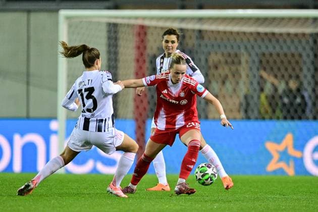 v.li.: Lia WÄLTI (Waelti, Juventus, 13) Franziska KETT (FC Bayern München, FCB, 20) Christiana GIRELLI (Juventus, 10) im Zweikampf, Duell, duel, tackle, Dynamik, Action, Aktion, 16.10.2025, München (Deutschland), Fussball, UEFA Womens Champions League, Ligaphase 2. Spieltag, FC Bayern München - Juventus Turin