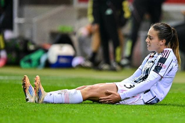 Estela CARBONELL (Juventus, 3) nach Spielende enttäuscht am Boden, enttäuscht schauend, Enttäuschung, Frustration, disappointed, pessimistisch, Freisteller, Ganzkörper, Einzelbild, Aktion, Action, 16.10.2025, München (Deutschland), Fussball, UEFA Womens Champions League, Ligaphase 2. Spieltag, FC Bayern München - Juventus Turin