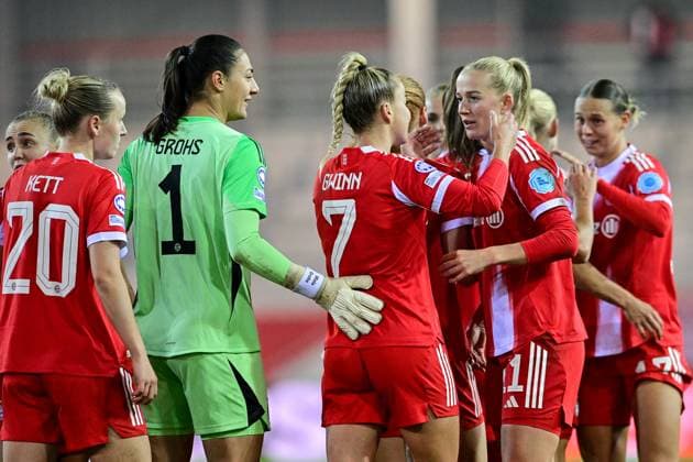 Spielerinnen des FC Bayern mit Schlussjubel, Freude, freundlich, fröhlich, strahlend, optimistisch, 16.10.2025, München (Deutschland), Fussball, UEFA Womens Champions League, Ligaphase 2. Spieltag, FC Bayern München - Juventus Turin
