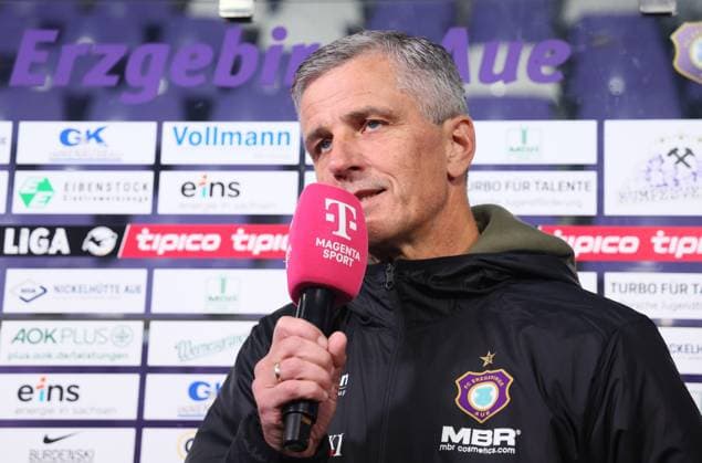 Aue, 17.10.2025, Erzgebirgsstadion, Fußball, 3.Liga, 11.Spieltag FC Erzgebirge Aue vs. SV Waldhof Mannheim , Im Bild; Trainer Jens Härtel Haertel, Erzgebirge Aue. , Nur für journalistische Zwecke. Only for editorial use! , DFB DFL regulations prohibit any use of photographs as image sequences and or quasi-video. ,