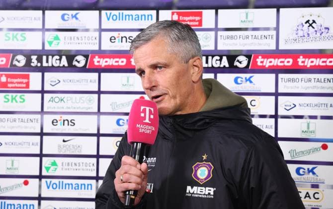 Aue, 17.10.2025, Erzgebirgsstadion, Fußball, 3.Liga, 11.Spieltag FC Erzgebirge Aue vs. SV Waldhof Mannheim , Im Bild; Trainer Jens Härtel Haertel, Erzgebirge Aue. , Nur für journalistische Zwecke. Only for editorial use! , DFB DFL regulations prohibit any use of photographs as image sequences and or quasi-video. ,