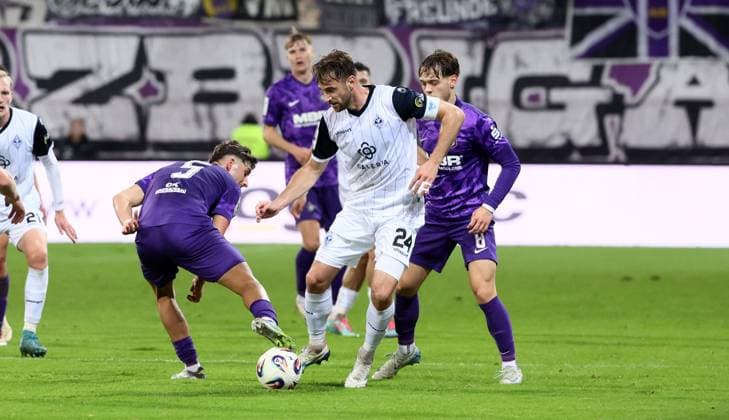 Aue, 17.10.2025, Erzgebirgsstadion, Fußball, 3.Liga, 11.Spieltag FC Erzgebirge Aue vs. SV Waldhof Mannheim , Im Bild von links; Luan Simnica ( 5, Aue), Lukas KlünterÊ Kluenter ( 24, Mannheim), Mika Clausen ( 8, Aue). , Nur für journalistische Zwecke. Only for editorial use! , DFB DFL regulations prohibit any use of photographs as image sequences and or quasi-video. ,