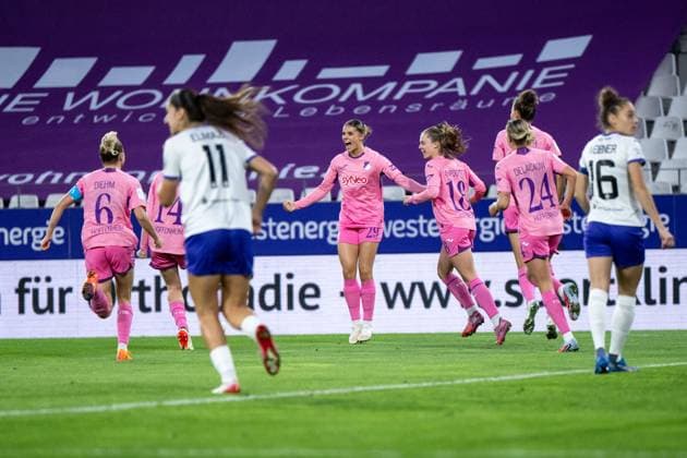 Selina Cerci (TSG Hoffenheim, 29), Valesca Ampoorter (TSG Hoffenheim, 18), Feli Delacauw (TSG Hoffenheim, 24), Vanessa Diehm (TSG Hoffenheim, 06) jubeln ueber das Tor zum 0:1, GER, SGS essen vs TSG 1899 Hoffenheim, Fussball Google Pixel Frauen Bundesliga, 7. Spieltag, Saison 2025 2026, 17.10.2025 DFB regulations prohibit any use of photographs as image sequences and or quasi-video GER, SGS essen vs TSG 1899 Hoffenheim, Fussball Google Pixel Frauen Bundesliga, 7. Spieltag, Saison 2025 2026, 17.10.2025 Essen Copyright: xEibner-Pressefoto Memmlerx EP_MMR