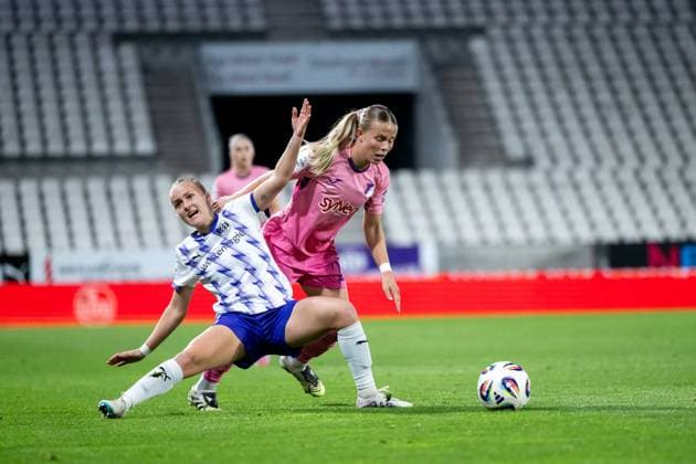 Laura Gloning (TSG Hoffenheim, 20) im Zweikampf mit Paula Flach (SGS Essen, 05), GER, SGS essen vs TSG 1899 Hoffenheim, Fussball Google Pixel Frauen Bundesliga, 7. Spieltag, Saison 2025 2026, 17.10.2025 DFB regulations prohibit any use of photographs as image sequences and or quasi-video GER, SGS essen vs TSG 1899 Hoffenheim, Fussball Google Pixel Frauen Bundesliga, 7. Spieltag, Saison 2025 2026, 17.10.2025 Essen Copyright: xEibner-Pressefoto Memmlerx EP_MMR
