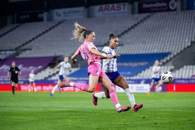 Jill Janssens (TSG Hoffenheim, 09) im Zweikampf mit Vanessa Fuerst (SGS Essen, 08), GER, SGS essen vs TSG 1899 Hoffenheim, Fussball Google Pixel Frauen Bundesliga, 7. Spieltag, Saison 2025 2026, 17.10.2025 DFB regulations prohibit any use of photographs as image sequences and or quasi-video GER, SGS essen vs TSG 1899 Hoffenheim, Fussball Google Pixel Frauen Bundesliga, 7. Spieltag, Saison 2025 2026, 17.10.2025 Essen Copyright: xEibner-Pressefoto Memmlerx EP_MMR