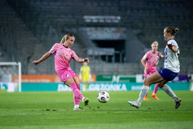 Laura Gloning (TSG Hoffenheim, 20) am Ball, GER, SGS essen vs TSG 1899 Hoffenheim, Fussball Google Pixel Frauen Bundesliga, 7. Spieltag, Saison 2025 2026, 17.10.2025 DFB regulations prohibit any use of photographs as image sequences and or quasi-video GER, SGS essen vs TSG 1899 Hoffenheim, Fussball Google Pixel Frauen Bundesliga, 7. Spieltag, Saison 2025 2026, 17.10.2025 Essen Copyright: xEibner-Pressefoto Memmlerx EP_MMR